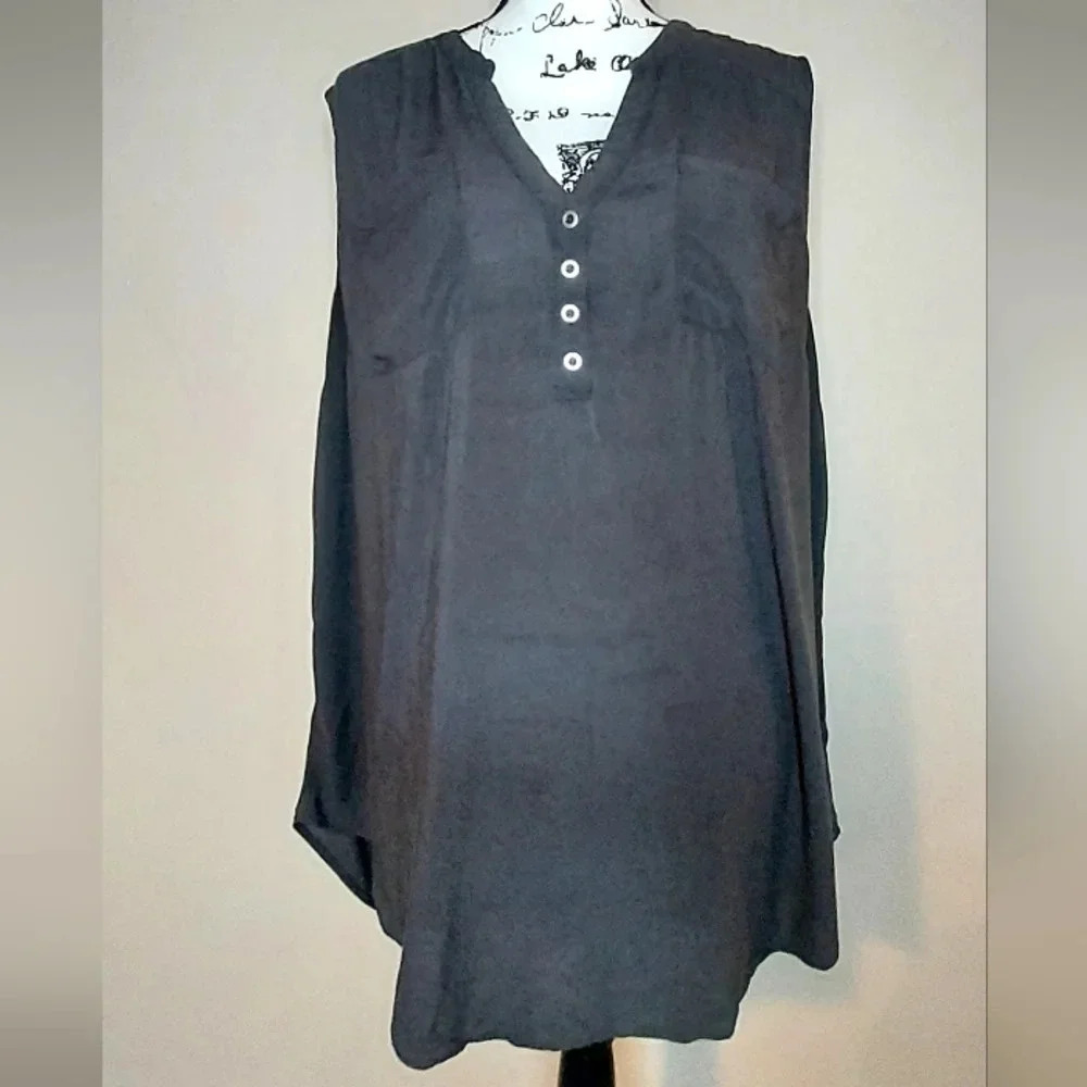 Torrid Women's Size 2 Short Sleeve Blouse-EUC